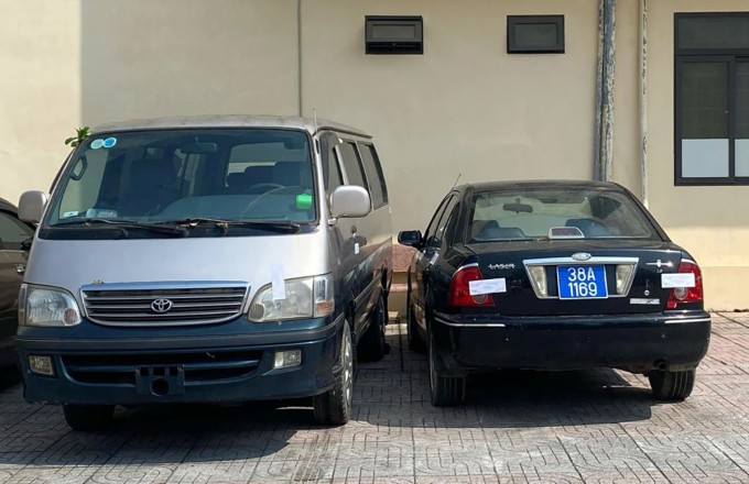 Hai ôtô trùng biển xanh bị tạm giữ tại Công an TP Hà Tĩnh hôm 29/3. Ảnh: Công an cung cấp