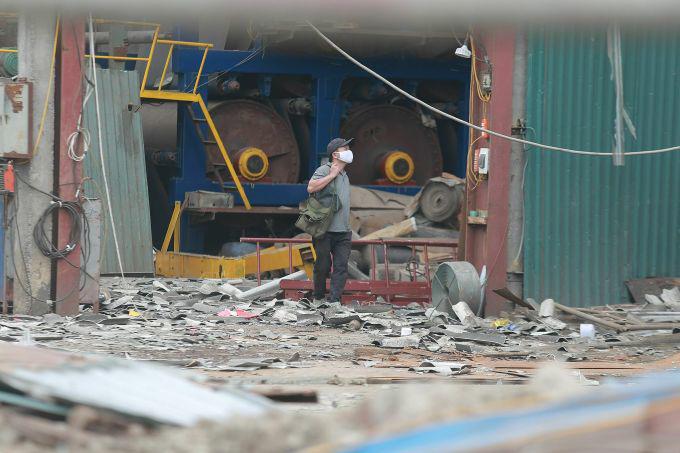 Fibro xi măng vung vãi khắp mặt đất sau vụ nổ. Ảnh: Gia Chính