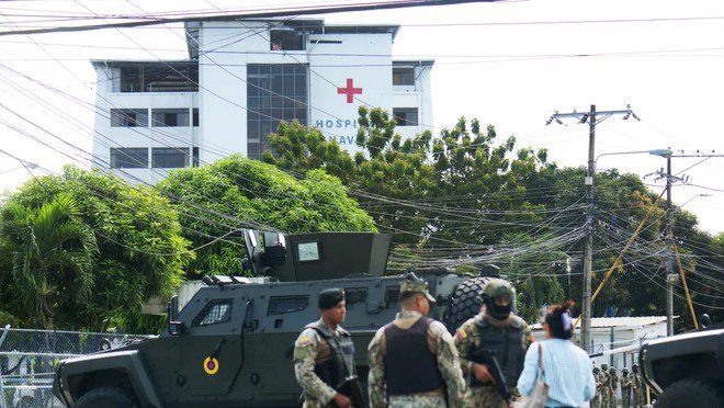 Lực lượng an ninh Mexico bảo vệ vòng ngoài bệnh viện hải quân nơi cựu Phó Tổng thống Jorge Glas đang điều trị