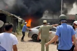 Tin tức trong ngày - TP.HCM: Nhiều người hợp sức đẩy ô tô, di dời tài sản ra khỏi “biển lửa”