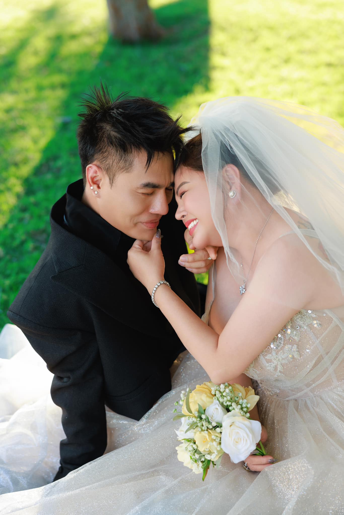 Bộ ảnh cưới của Lê Dương Bảo Lâm và Lê Giang gây tranh cãi trên mạng xã hội.