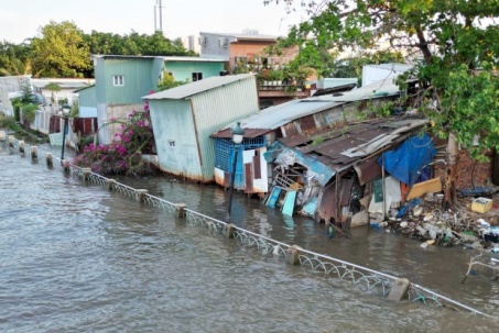 Bờ kênh Thanh Đa bị nước xé toạc: Ngủ không dám đóng cửa vì lo “hà bá” nuốt nhà