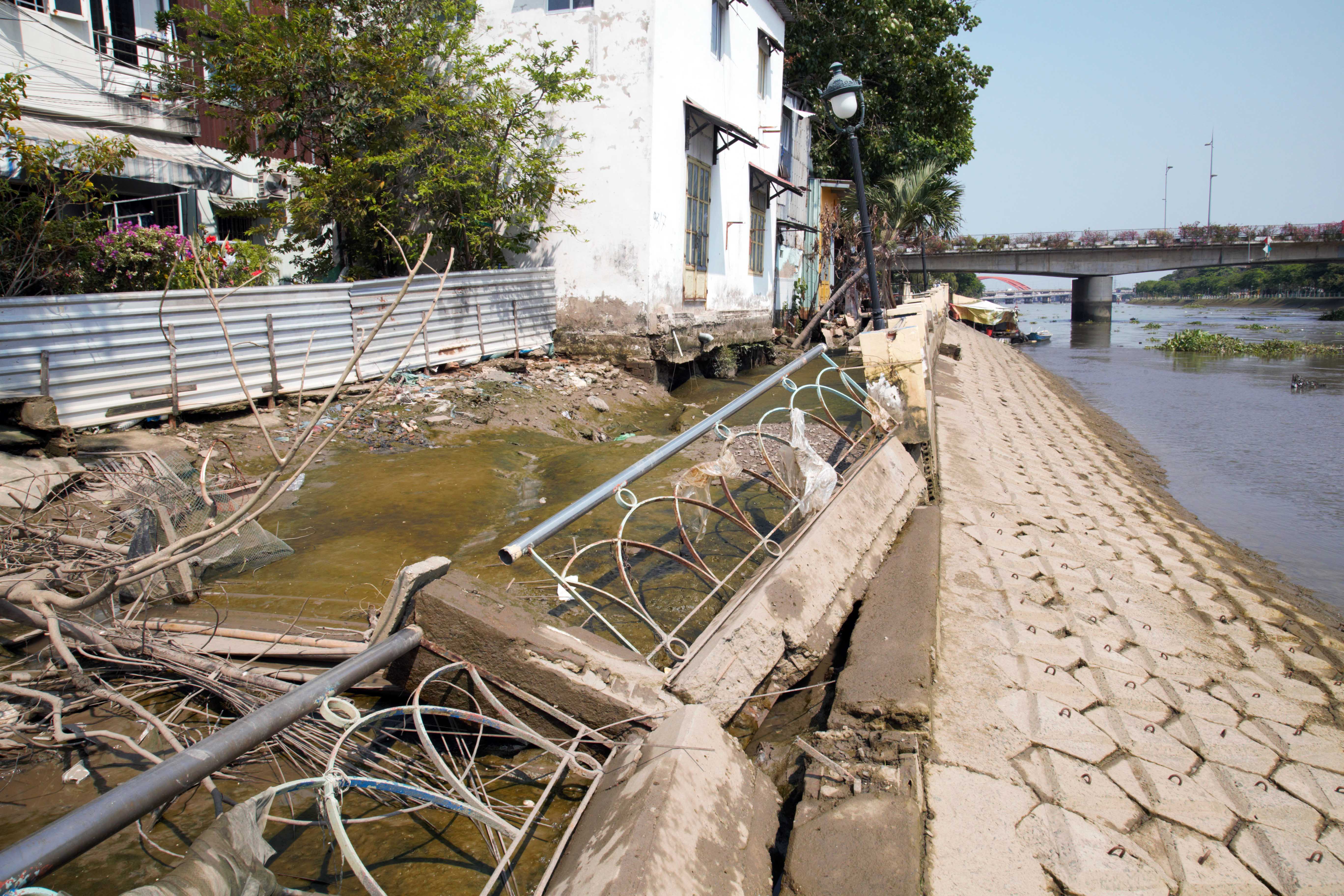 Ghi nhận của phóng viên, hơn 200m kè kênh Thanh Đa (phường 25, quận Bình Thạnh, TP.HCM) bị sạt lở sau 9 tháng vẫn chưa được khắc phục, thậm chí còn nghiêm trọng và lan rộng hơn trước.