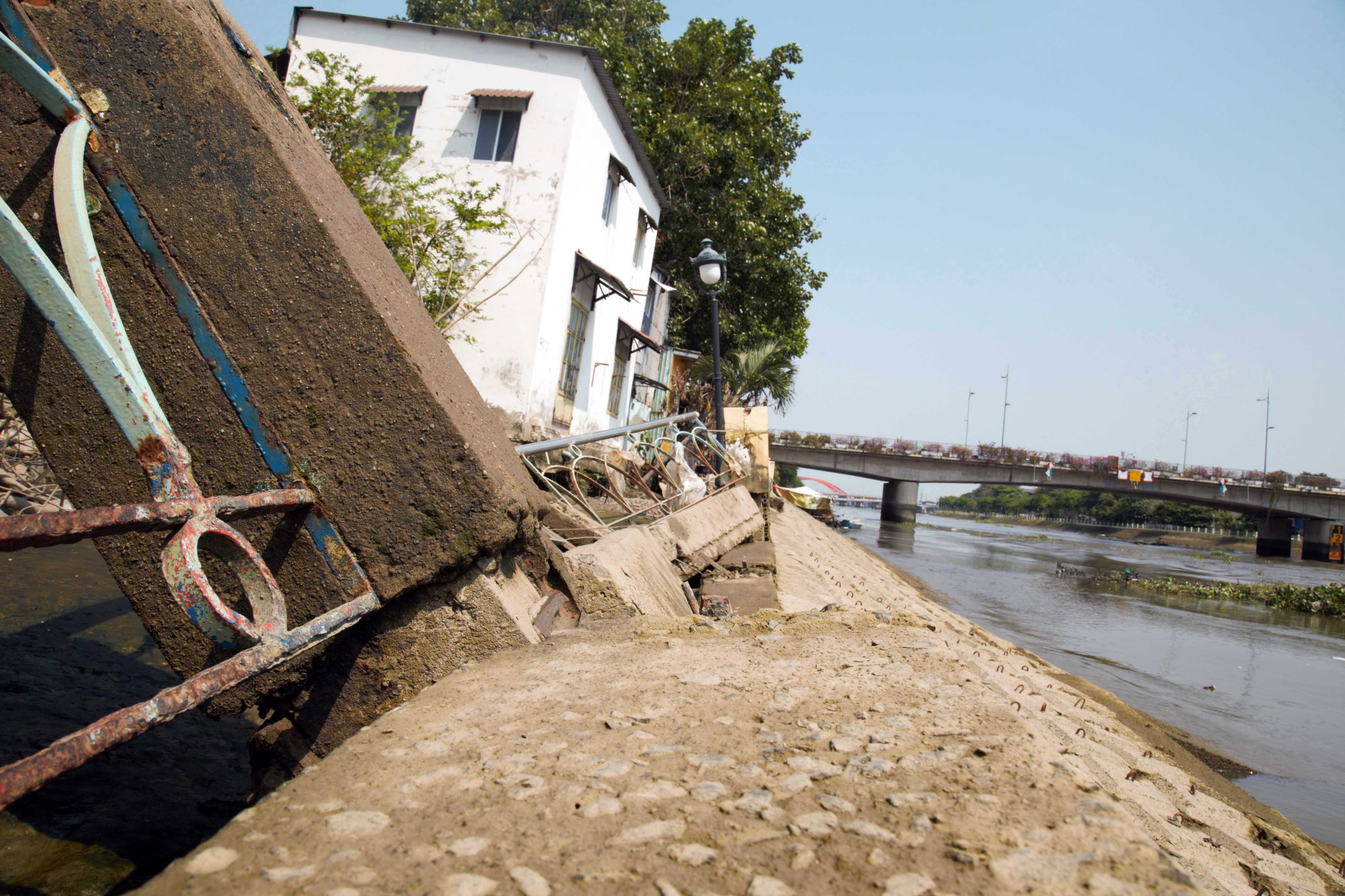 Hàng rào lan can của đoạn bờ kè bị sập xuống, các trụ bê tông bị gãy do nhiều tháng không được khắc phục. Người dân mong chính quyền nhanh chóng sửa chữa và làm bờ kè chắc chắn để cuộc sống bà con tại đây sớm ổn định trở lại.