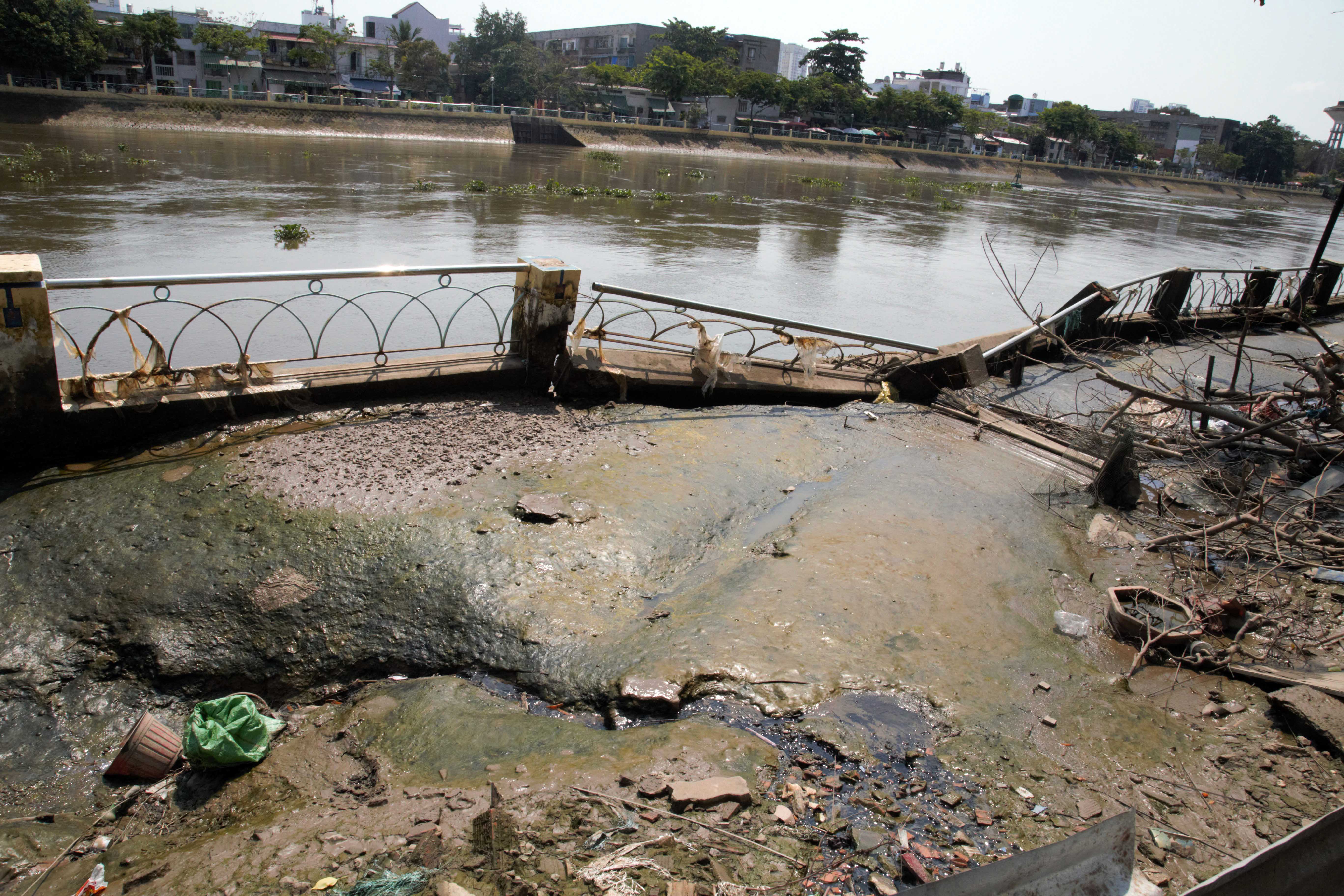 Từ những vị trí ban đầu, đến nay có hơn 200m kè bị sạt lở kéo dài. Nhiều đoạn trụ rào bờ kè kênh Thanh Đa bị nước xé toạc, gãy đổ.