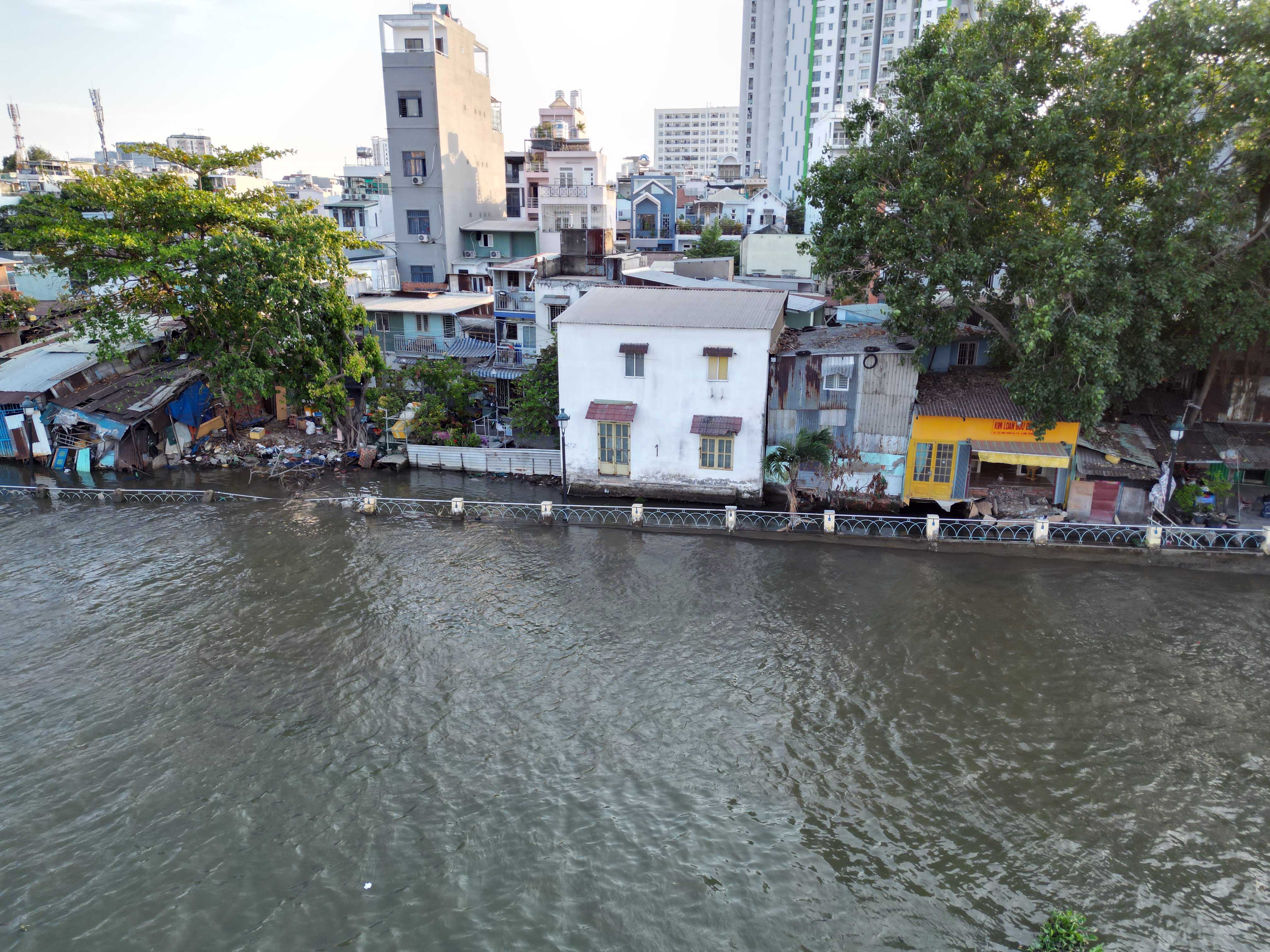 Vào những giờ nước lên, các phần trụ kè gần như bị nước nhấn chìm. Còn khi nước rút, một số hàng rào lộ ra bị gãy gấp khúc, cây cối, rác thải nằm ngổn ngang. Đoạn sạt lở này nằm cách hạ lưu cầu Kinh khoảng 50m, dài khoảng hơn 200m dọc kênh, chiều rộng từ các đỉnh kè vào trong bờ khoảng 10m.