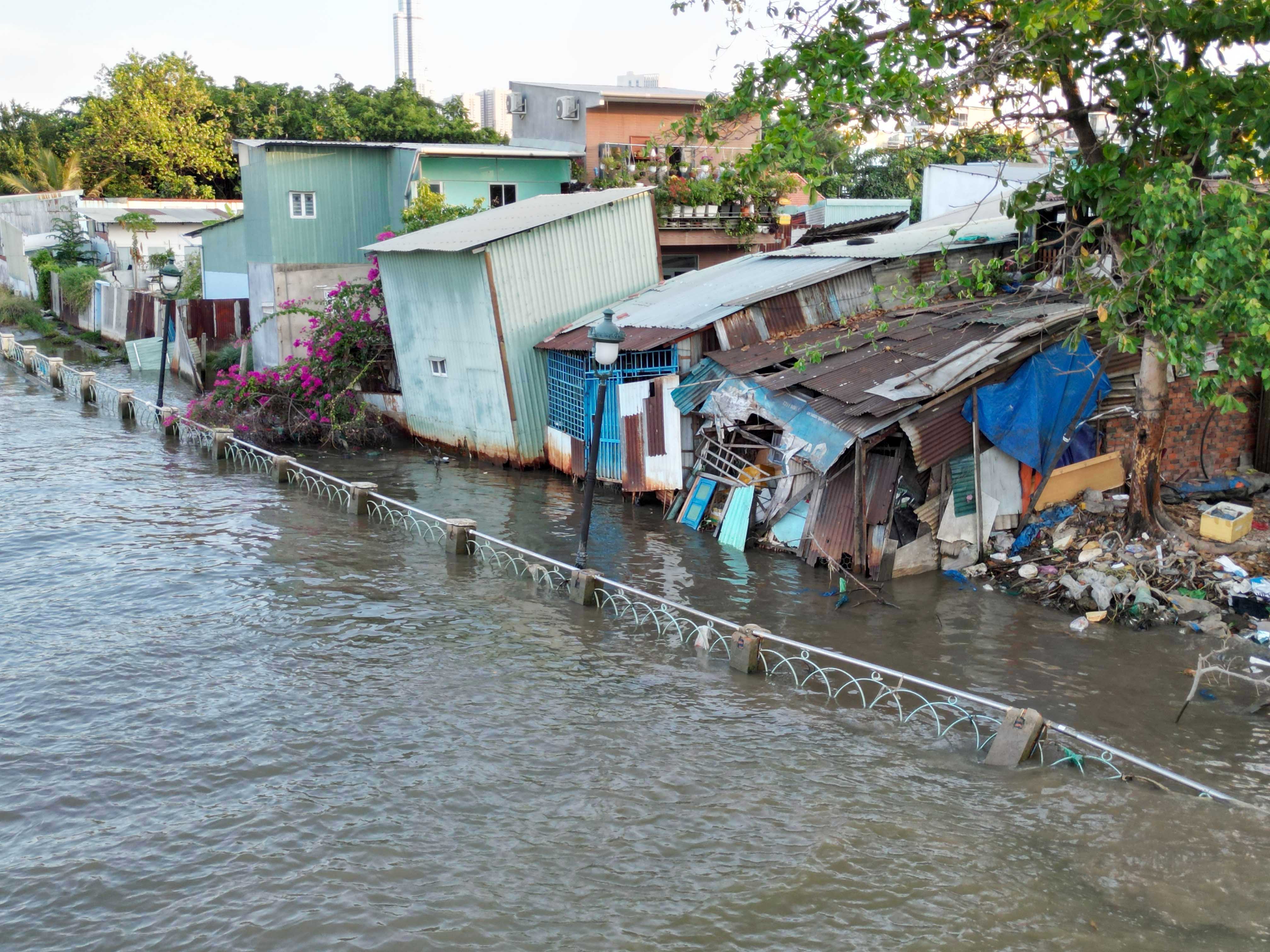 Sau hơn 9 tháng xảy ra sạt lở, bờ kè Thanh Đa (quận Bình Thạnh) vẫn chưa được sửa chữa. Người dân thấp thỏm lo sợ, ngủ không dám đóng cửa. Trước đó, vào cuối tháng 6 năm 2023, bờ kênh Thanh Đa – đoạn 1.1 bị sạt lở nghiêm trọng, sau đó UBND phường 25, quận Bình Thạnh có thông báo di dời khẩn cấp đối với 13/15 hộ bị ảnh hưởng.