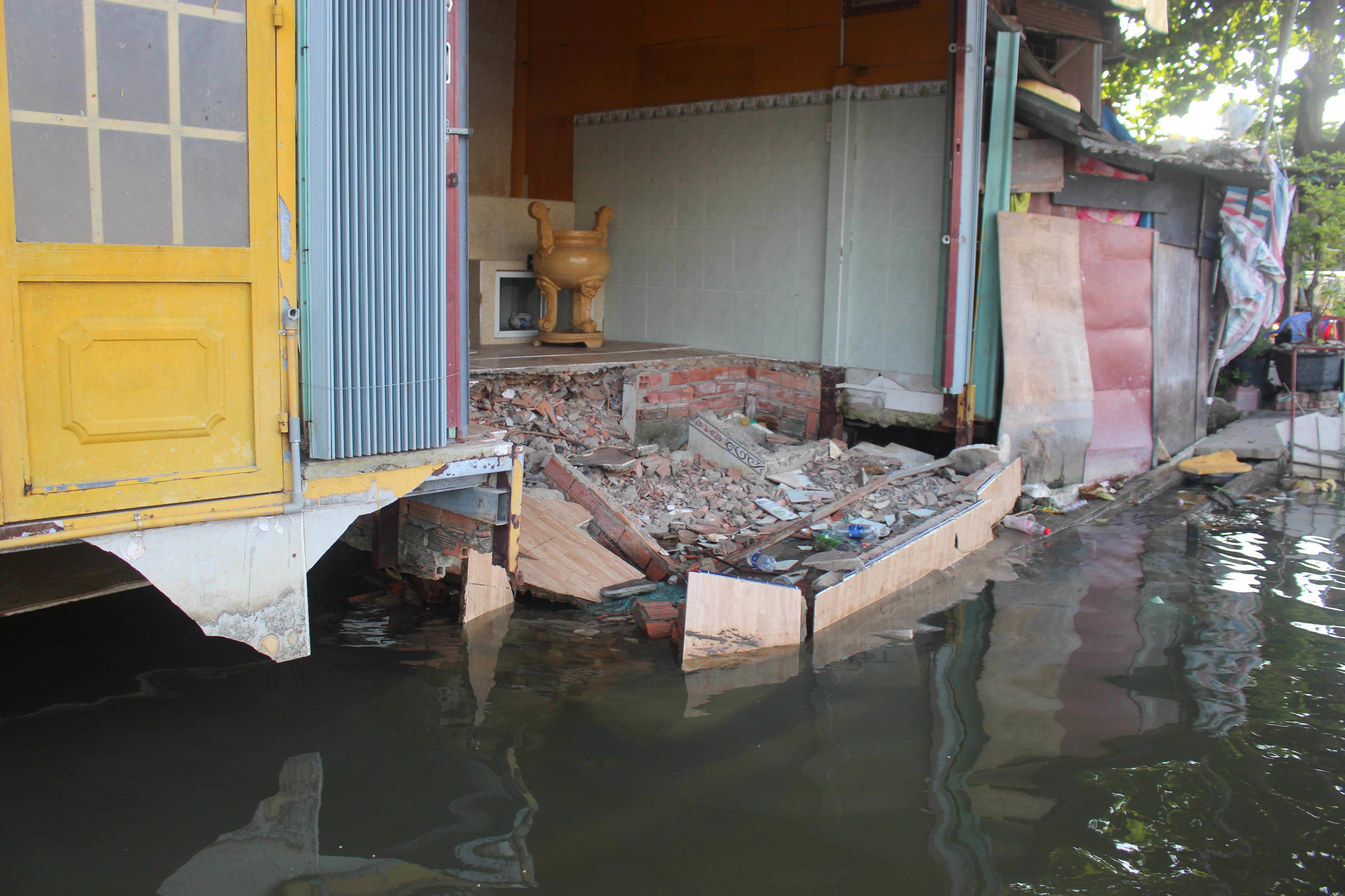 Hình ảnh những móng nhà bị sạt lở, nền móng bị rỗng do cát và vật liệu xây dựng do sóng đánh, nguy cơ sụp đổ.