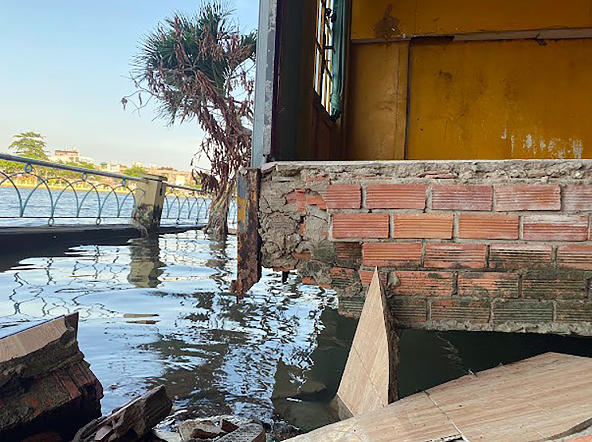 Các hộ dân chịu ảnh hưởng trực tiếp từ khu vực sạt lở đã được di dời đến nơi ở tạm.