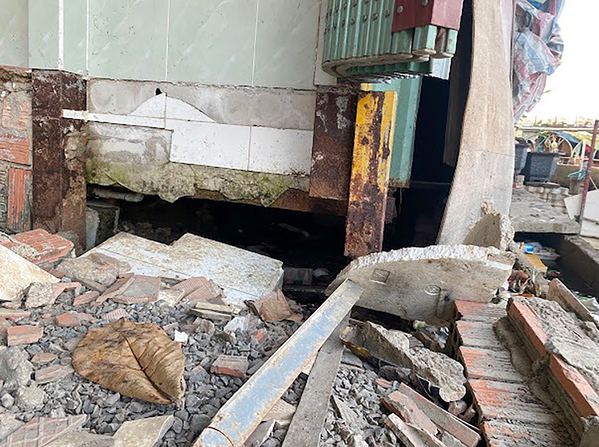 Nhiều căn nhà bị hở chân, nguy cơ đổ sập bất cứ lúc nào khi sạt lở ngày càng lan rộng. Hiện những người sống trong các căn nhà này đã được di dời đến nơi ở tạm.