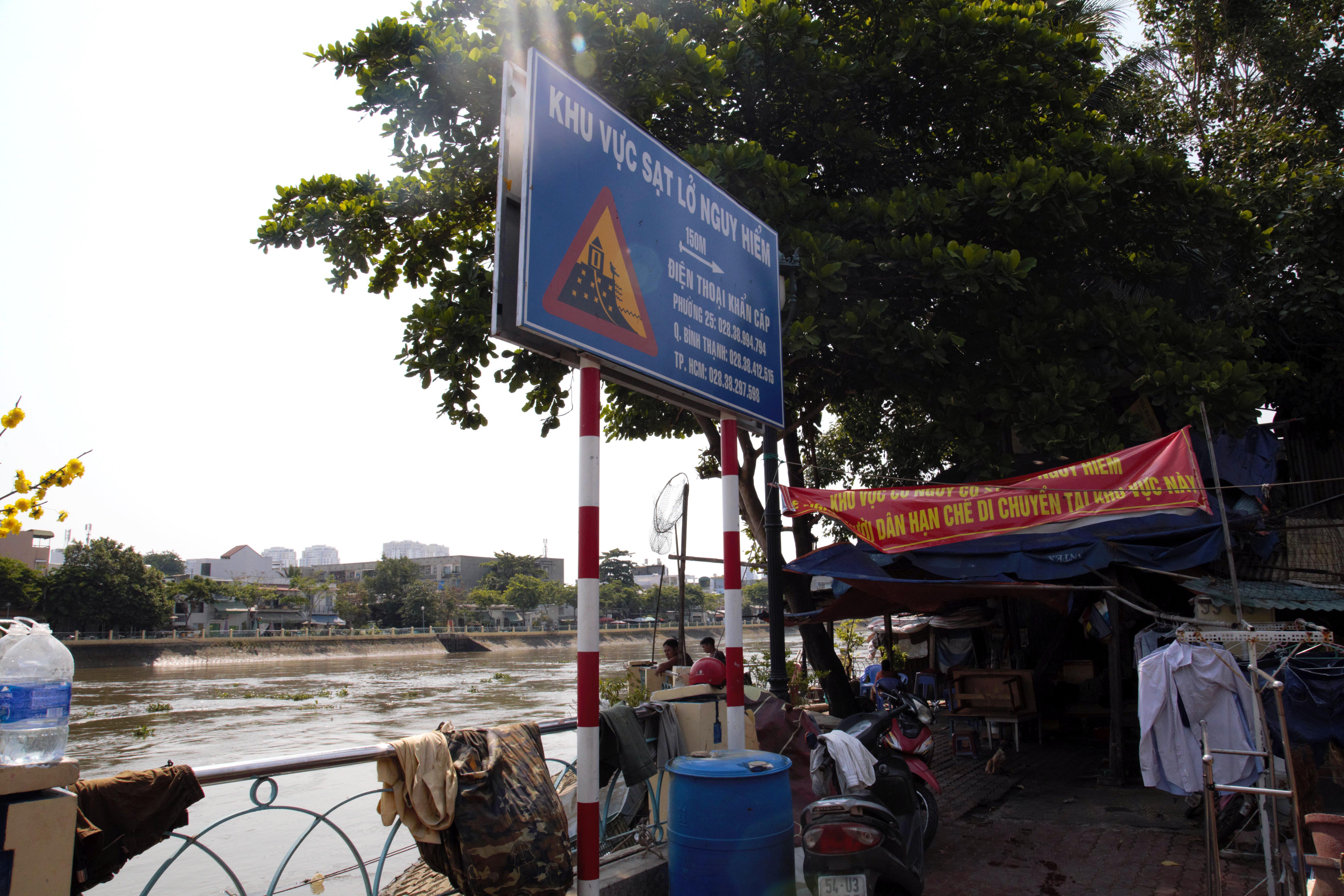 Khu vực này được rào chắn, chính quyền địa phương cử người túc trực 24/24h tại điểm sạt lở để nắm bắt tình hình và cảnh báo người dân xung quanh khi có tình trạng khẩn cấp.