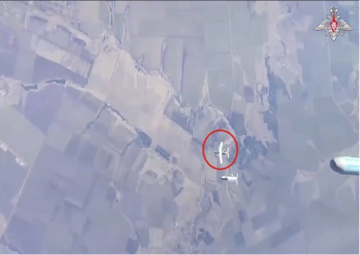 Bom lượn FAB-500M-62 bật cánh sau khi được thả từ chiến đấu cơ Nga. Hình ảnh trích xuất từ video do Bộ Quốc phòng Nga đăng tải hôm 7/4.
