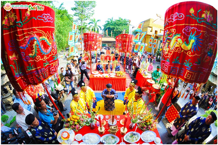 Lễ giỗ Quốc tổ Hùng Vương diễn ra tại Đền Hùng của Suối Tiên