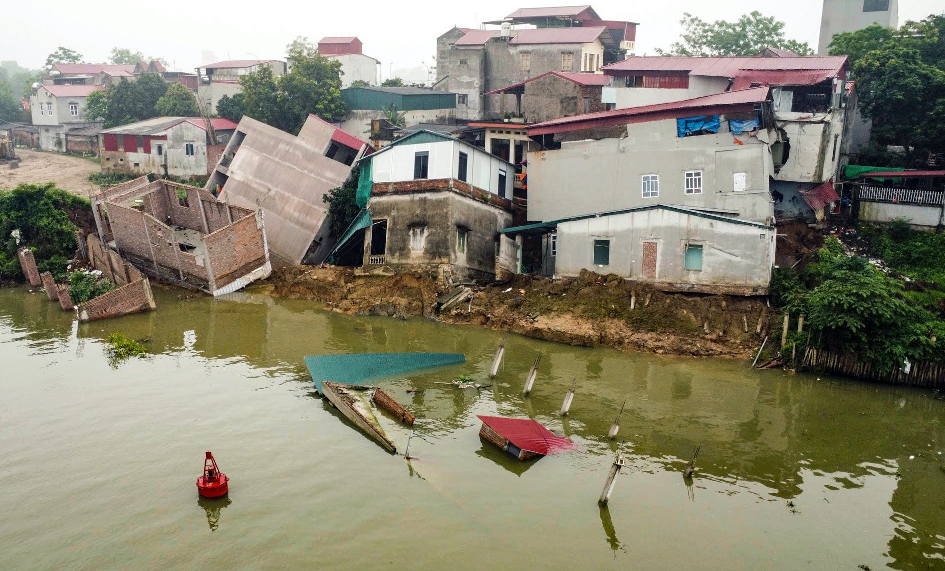 Những ngôi nhà bị sạt lở xuống sông ở phường Van An