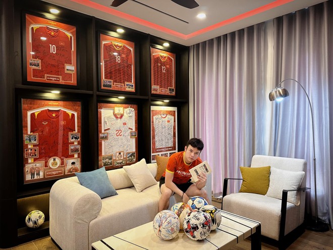 "Gia tài" đáng quý của Anh Thắng là những chiếc áo đấu có chữ ký của các cầu thủ Việt