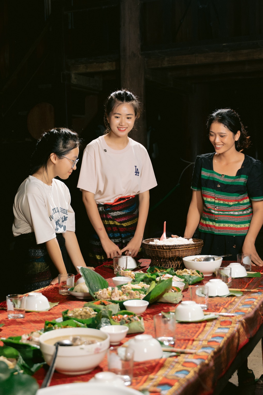 Du khách được trải nghiệm các món ăn của người Bru Vân Kiều