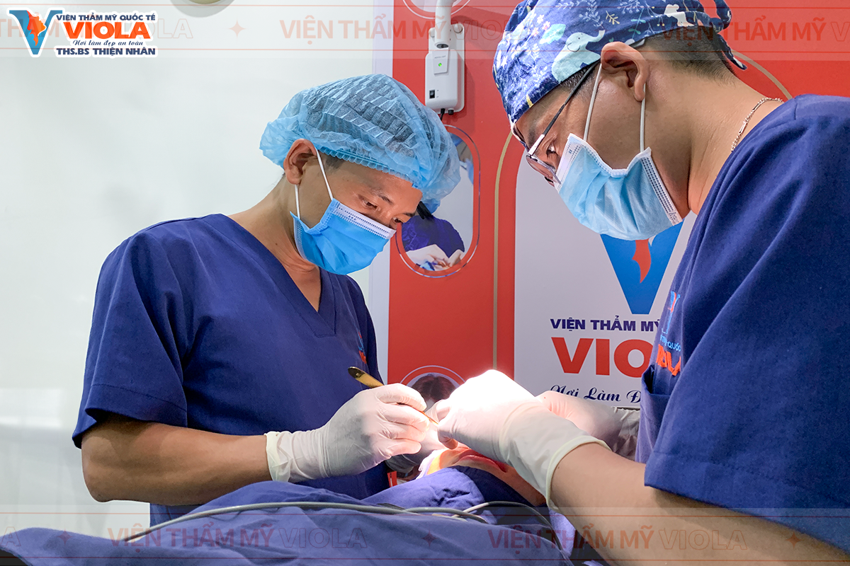 Thạc sĩ, Bác sĩ Thiện Nhân trực tiếp thực hiện ca phẫu thuật nâng mũi Bio - Fast cho khách