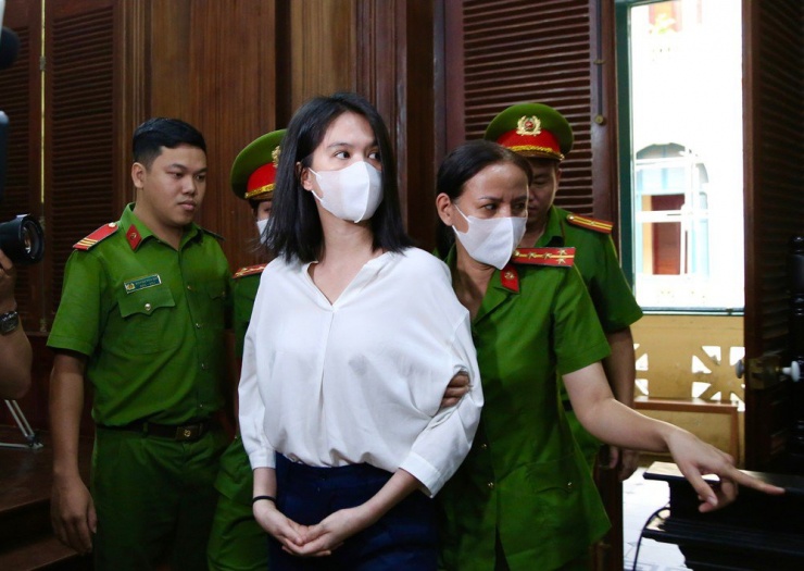 Ngọc Trinh khi ra tòa. Ảnh: HOÀNG GIANG