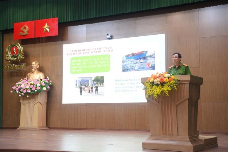 Đại tá Trần Minh Tiến, Chánh Văn phòng Cơ quan Cảnh sát điều tra Bộ Công an trình bày báo cáo tại Hội nghị. Ảnh: BCA
