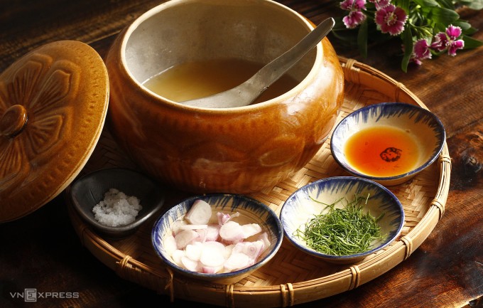 Lá chanh giúp tôn vị món nhộng tằm rang. Ảnh: Bùi Thủy