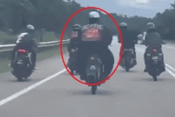 Thế giới xe - Clip: Lái xe máy không giữ khoảng cách, gặp tai nạn kinh hoàng