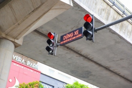 Hà Nội: Đèn 'xin đường' dành cho người đi bộ có cũng như không