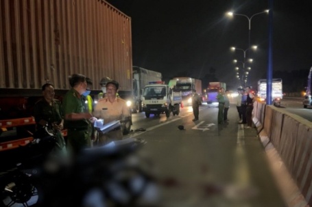 Video: Chạy xe máy tông vào container dừng đèn đỏ, một thanh niên tử vong