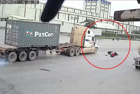 Clip: Tạt đầu xe container để rẽ, xe máy thoát nạn thần kỳ