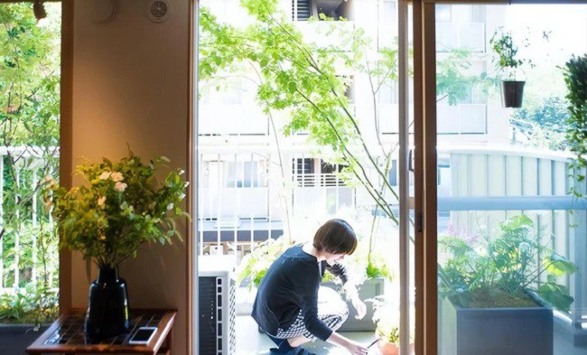 Phần ban công được nối liền với phòng khách. Yumiko trồng nhiều cây xanh tại nơi này để thi thoảng cuối tuần, Matsuda và Yumiko sẽ uống trà, ngắm phố phường từ chính nơi này.
