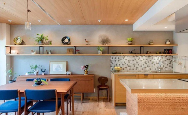 Các chậu cây xanh nhỏ và vật trang trí được đặt trên tủ phụ bên cạnh, làm cho toàn bộ không gian trở nên đẹp đẽ và thanh lịch hơn.
