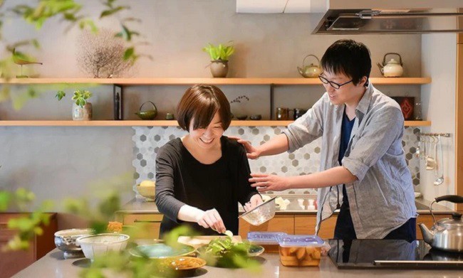 Theo Yumiko, tuy căn nhà rất thoáng nhưng việc bếp nối liền với phòng khách sẽ khó tránh khỏi tình trạng mùi ám vào các thiết bị, bởi vậy hệ thống hút mùi và bồn rửa cũng đều được hai vợ chồng lựa chọn loại cao cấp nhất.
