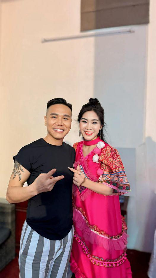 Nữ ca sĩ Hà Myo chụp ảnh với Châu Việt Cường.