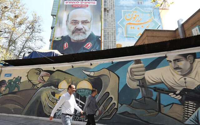 Iran treo ảnh tướng Mohammad Reza Zahedi ở thủ đô Tehran. Tướng Zahedi,&nbsp;người thiệt mạng trong cuộc không kích của Israel ở Syria vào ngày 1/4/2024.