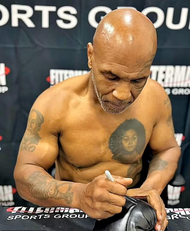 Mike Tyson giao lưu với người hâm mộ