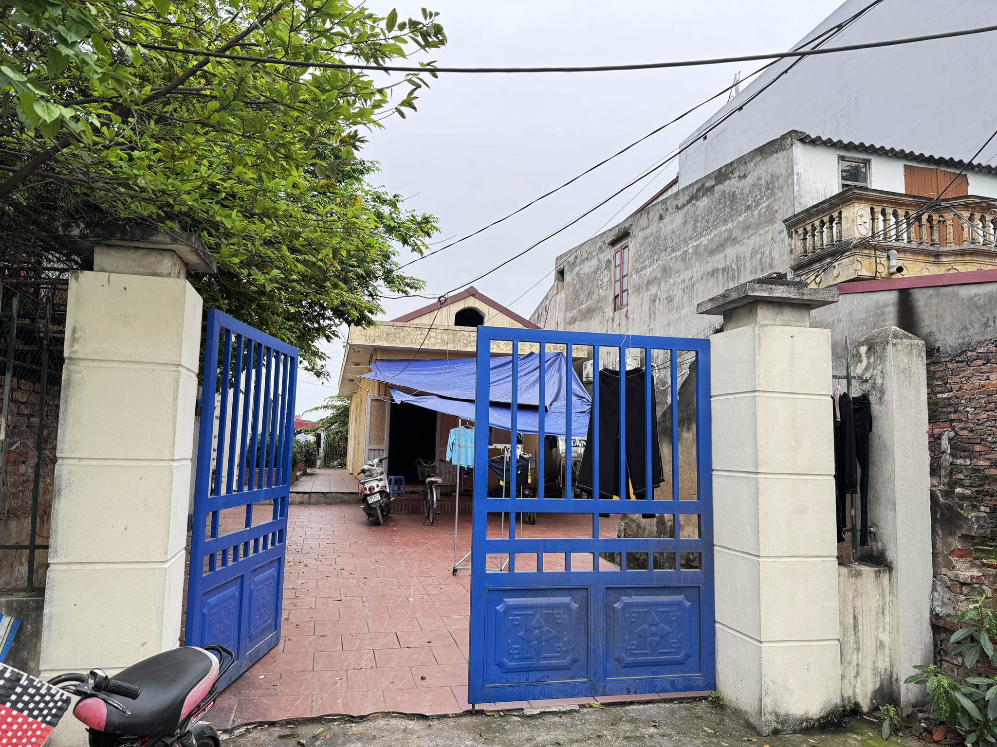 Khu vực nhà văn hóa, nơi 2 hộ gia đình đang tá túc