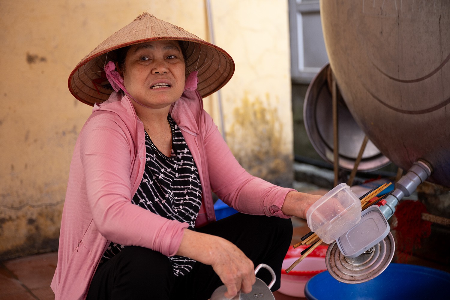 Bà Mừng đang tá túc cùng người thân ở nhà văn hóa