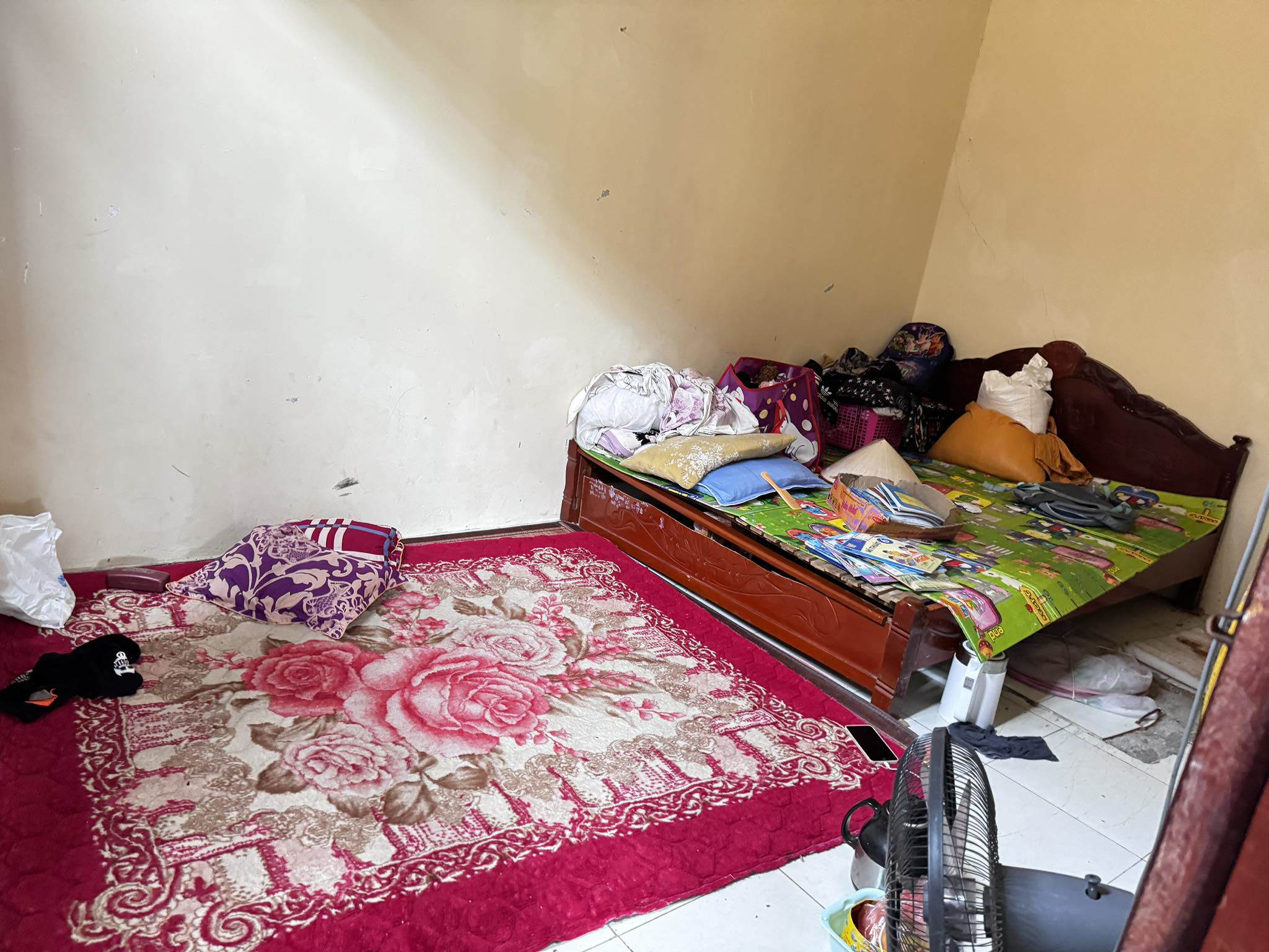 Chỗ ngủ của 4 người trong gia đình bà Mừng.