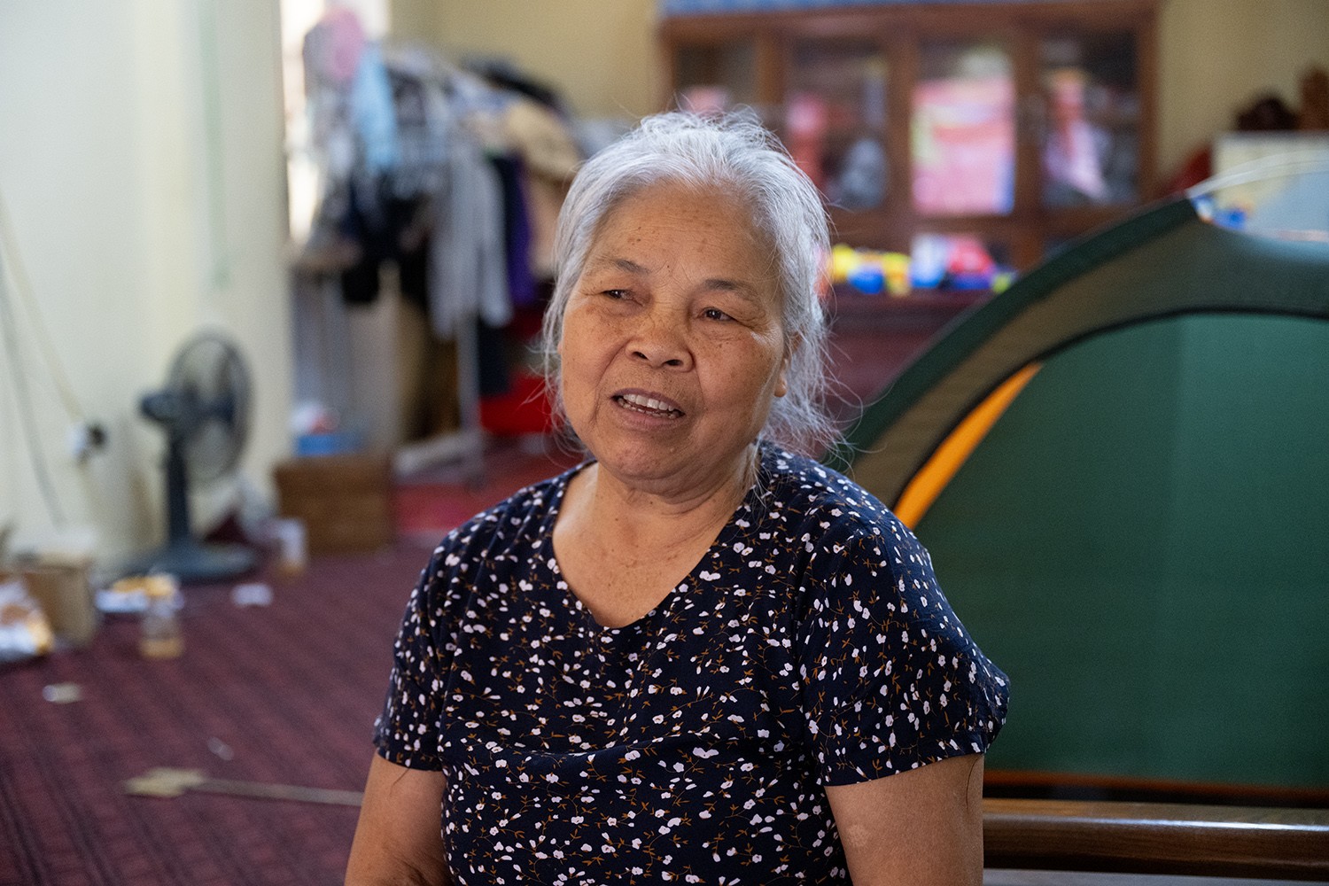 Cuộc sống của bà Quy và gia đình bị đảo lộn sao khi bị sạt lở nhà.