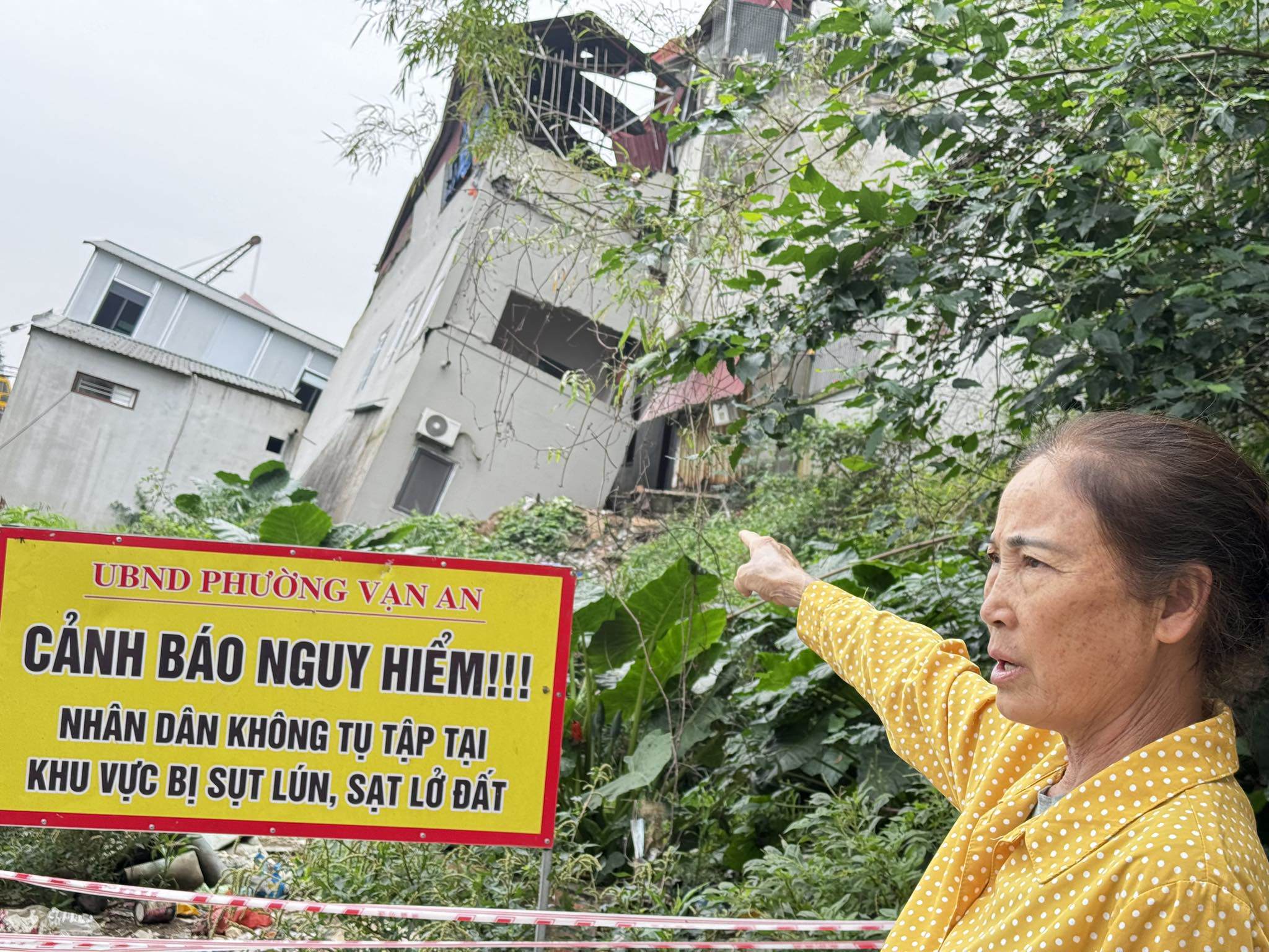 Vừa nói bà Thao vừa chỉ tay về phía ngôi nhà bị sạt lở.