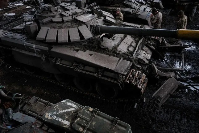 Truyền thông Mỹ: Máy bay không người lái giá rẻ Ukraine phá hủy phần lớn xe tăng Nga - 1