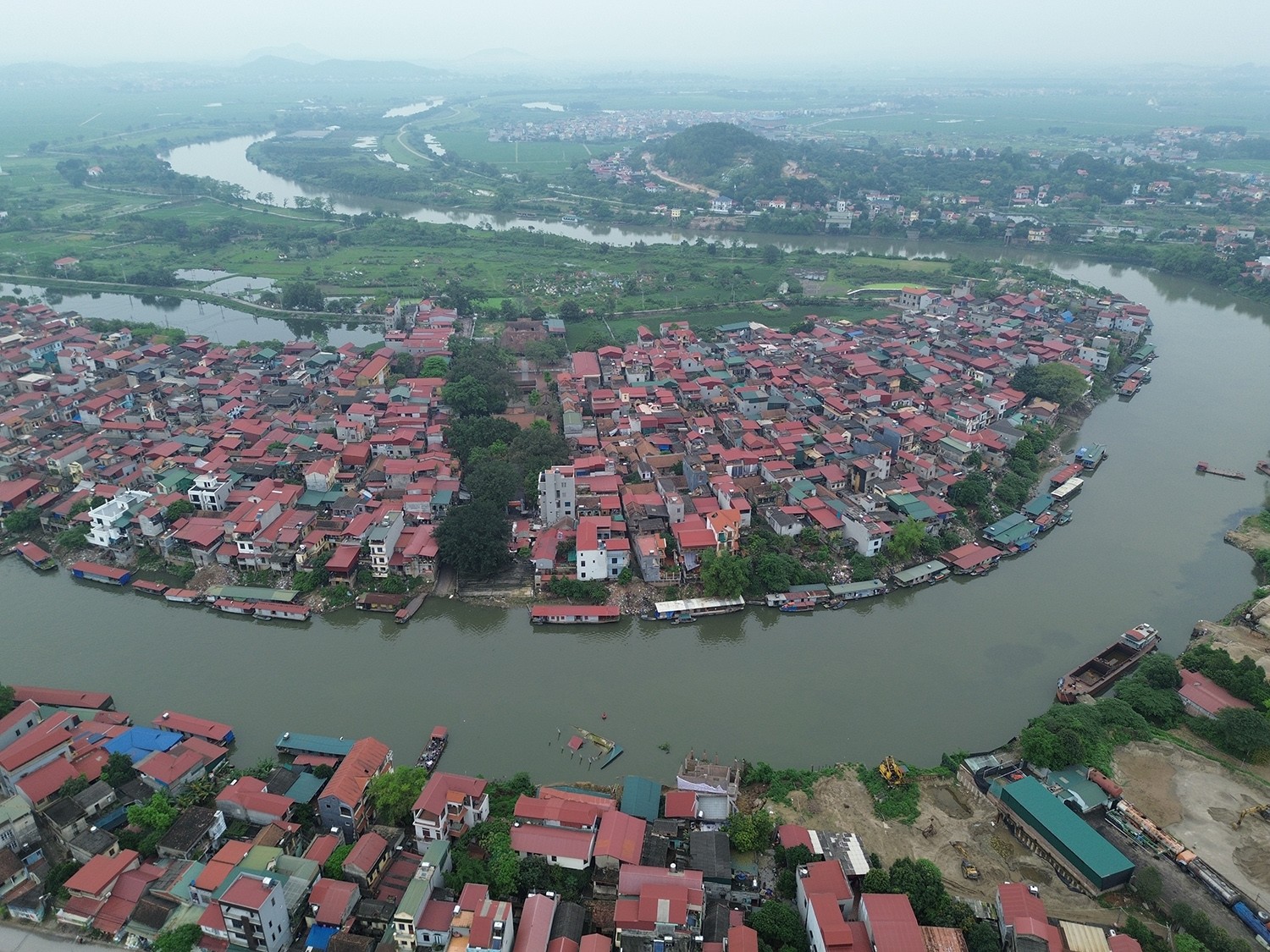 Đầu tháng 3, một ngôi nhà 2 tầng của người dân ở phường Vạn An (TP Bắc Ninh, tỉnh Bắc Ninh) bị sạt lở xuống sông Cầu. Một tháng sau, thêm 5 ngôi nhà và 2 công trình xây dựng tại khu vực này tiếp tục bị sạt lở.