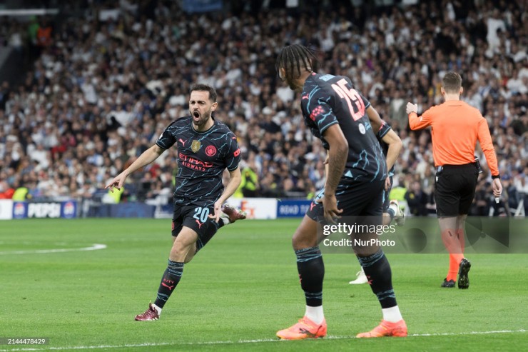 Hành quân tới sân Real Madrid, Man City có bàn mở tỷ số ngay phút thứ 2 nhờ cú sút phạt tinh quái của Bernardo Silva