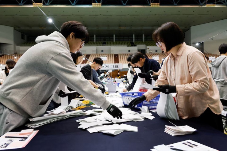 Các thành viên của Ủy ban bầu cử Hàn Quốc (NEC) kiểm phiếu bầu cử quốc hội lần thứ 22 tại thủ đô Seoul (Hàn Quốc) ngày 10-4. Ảnh: REUTERS