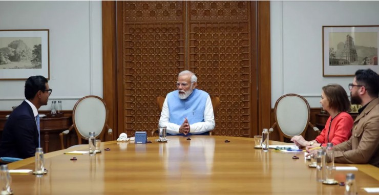 Thủ tướng Ấn Độ Narendra Modi (giữa) trả lời phỏng vấn tờ Newsweek hôm 10-4. Ảnh: NEWSWEEK