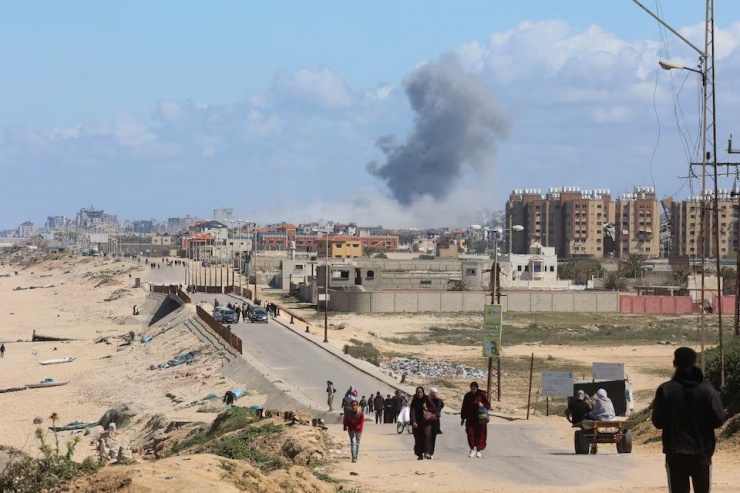 Khói bốc lên sau cuộc tấn công của Israel vào miền trung Gaza. Ảnh: REUTERS