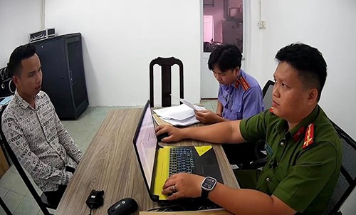 Đào Văn Cường làm việc với cảnh sát. Ảnh: Công an cung cấp