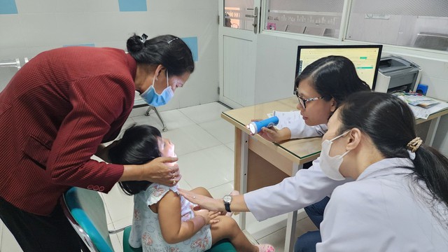 Bác sĩ thăm khám cho trẻ tại Bệnh viện Nhi Đồng 2 (TP HCM). Ảnh: HẢI YẾN