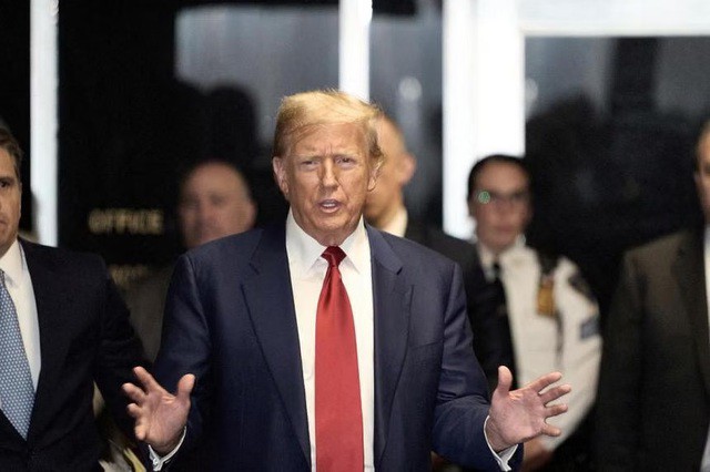 Cựu Tổng thống Mỹ Donald Trump rời Tòa án Hình sự Manhattan ngày 25-3. Ảnh: Reuters