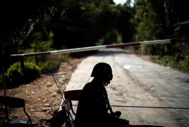 Một lính Thái Lan làm nhiệm vụ ở khu vực biên giới với Myanmar. (Ảnh: Reuters)