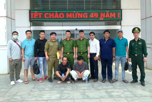 Lực lượng chức năng dẫn giải, bàn giao Bún và một đối tượng truy nã khác qua cửa khẩu (Ảnh: Duy Hiển).